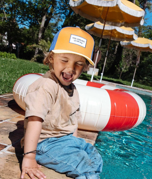Cappellino da bambino cammello con rete blu e visiera curva Cool Kids Only Hello Hossy
