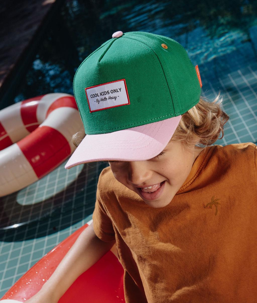 Cappellino verde per bambini con visiera rosa indossato Hello Hossy