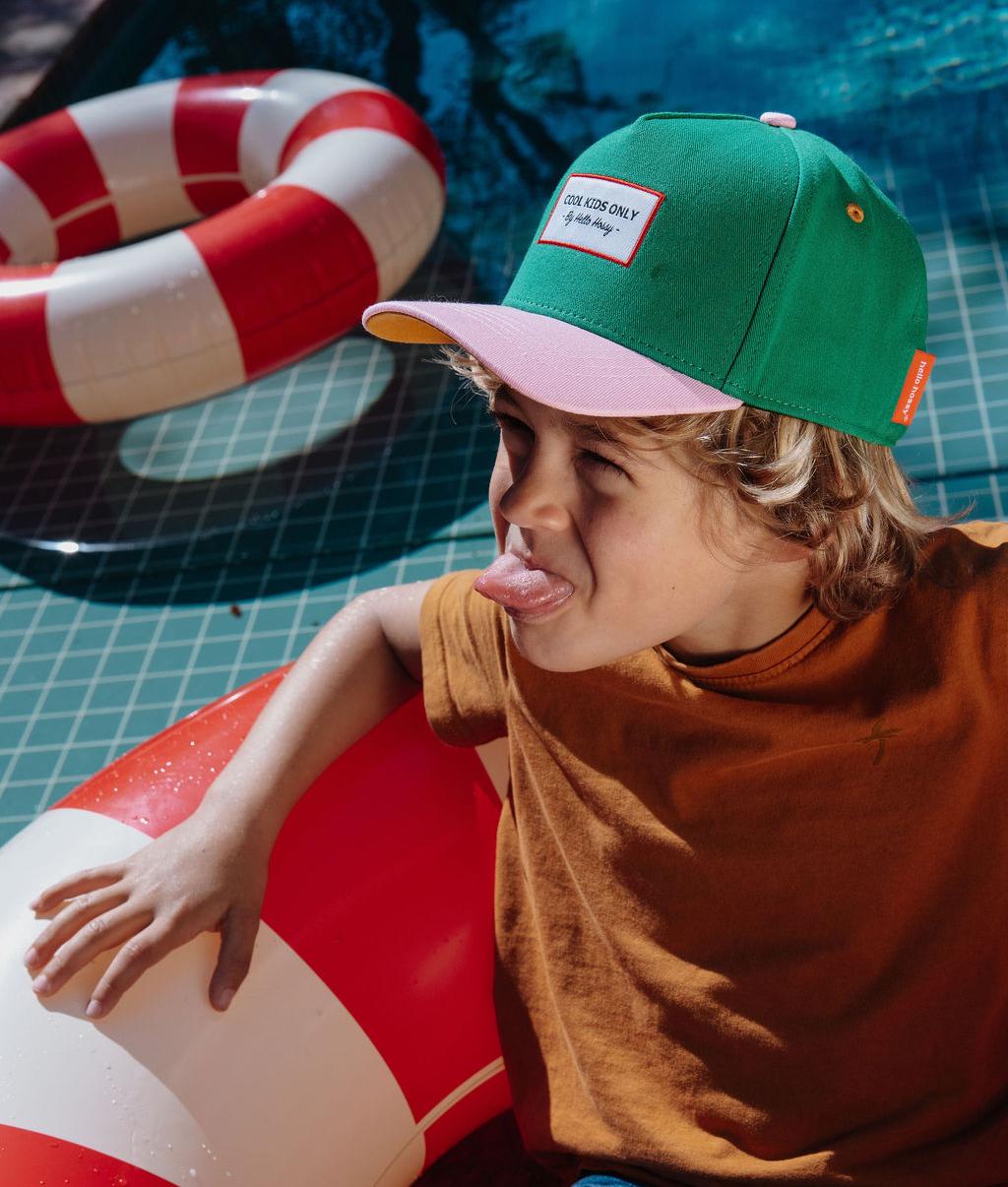 Cappellino bicolore verde e rosa per bambini indossato Hello Hossy