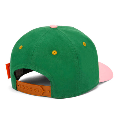 Cappellino bambino verde indossato, dettaglio chiusura posteriore Hello Hossy