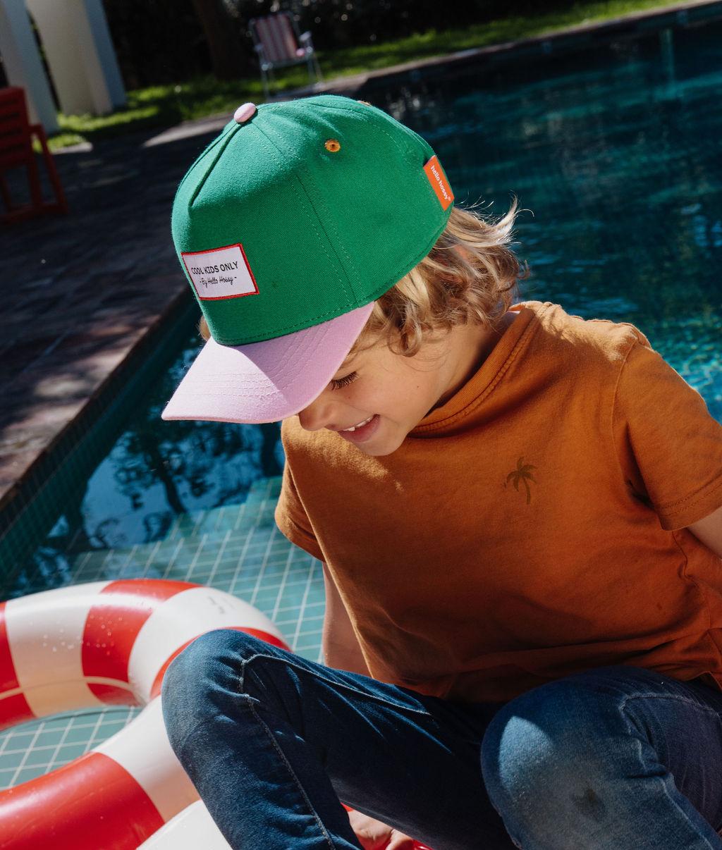 Cappellino bambino verde scuro visiera rosa indossato Hello Hossy
