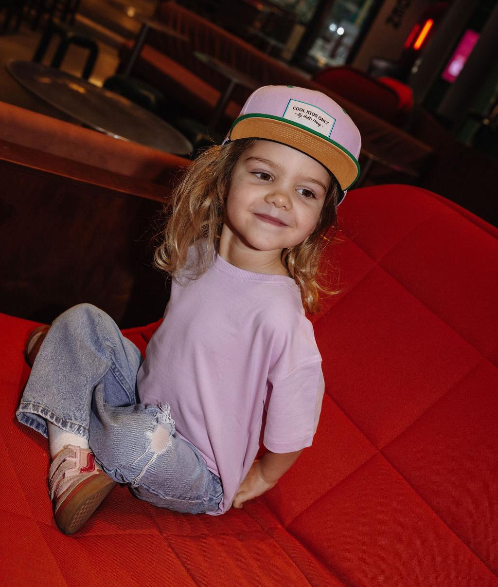 Cappellino bambino bicolore rosa e verde visiera piatta indossato Hello Hossy