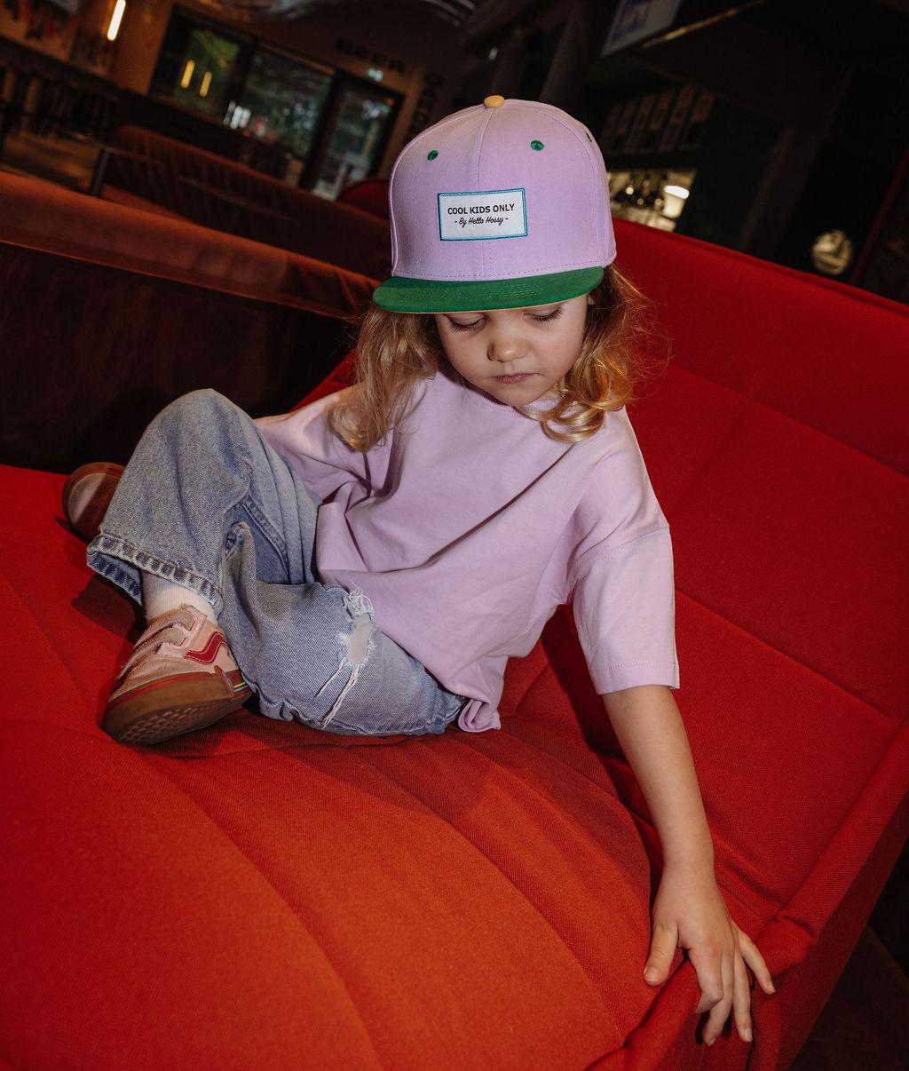 Cappellino bambino rosa con visiera verde indossato Hello Hossy