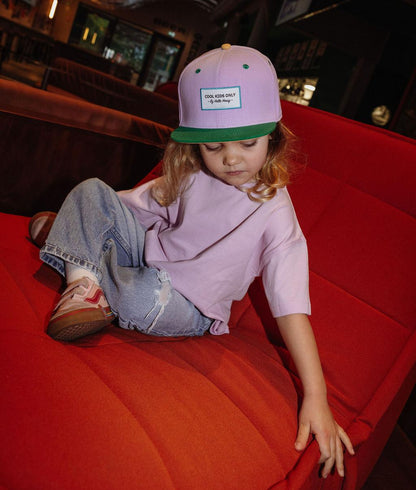 Cappellino bambino rosa con visiera verde indossato Hello Hossy