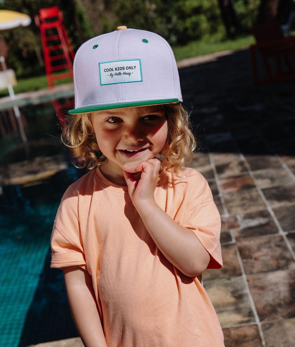 Cappellino per bambini rosa con visiera verde, visiera piatta, vista frontale Hello Hossy