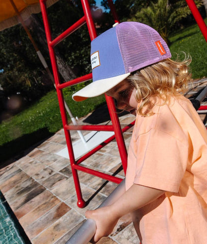 Cappellino bambino violette trucker visiera Beige indossato Hello Hossy