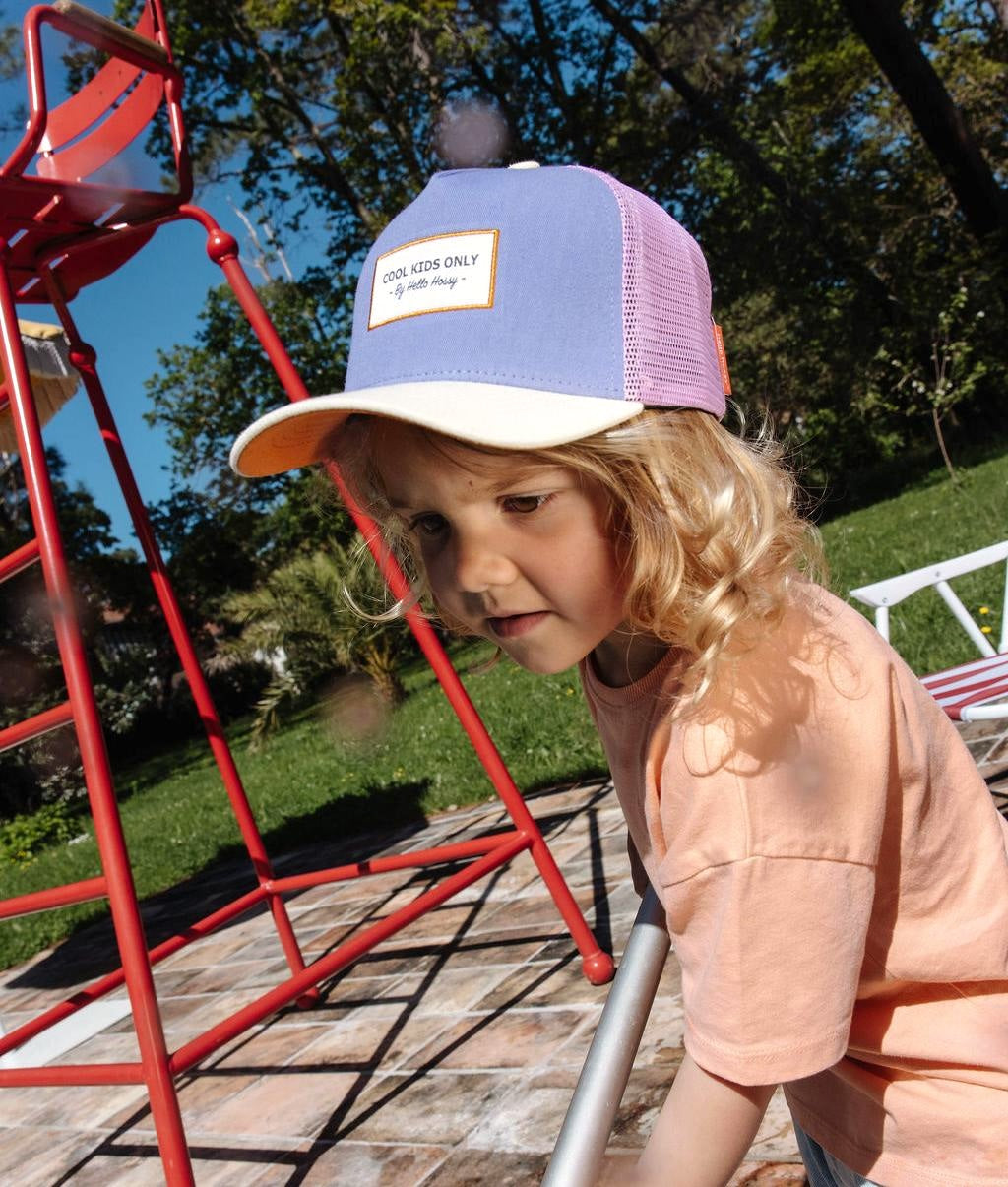 Cappellino trucker per bambini violette visiera Beige indossato Hello Hossy