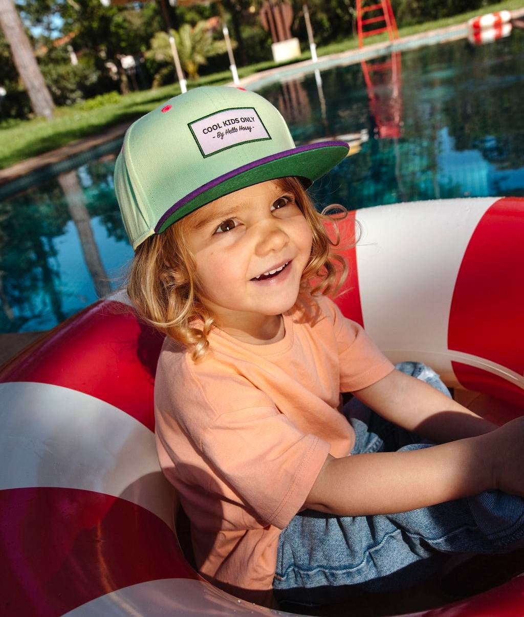 Cappellino bambino verde menta visiera violette visiera piatta indossato Hello Hossy
