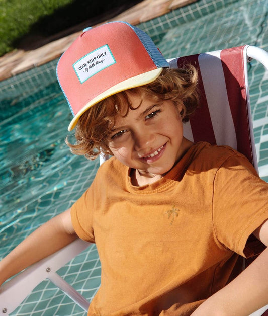Cappellino bambino trucker arancione, visiera gialla, indossato, Hello Hossy