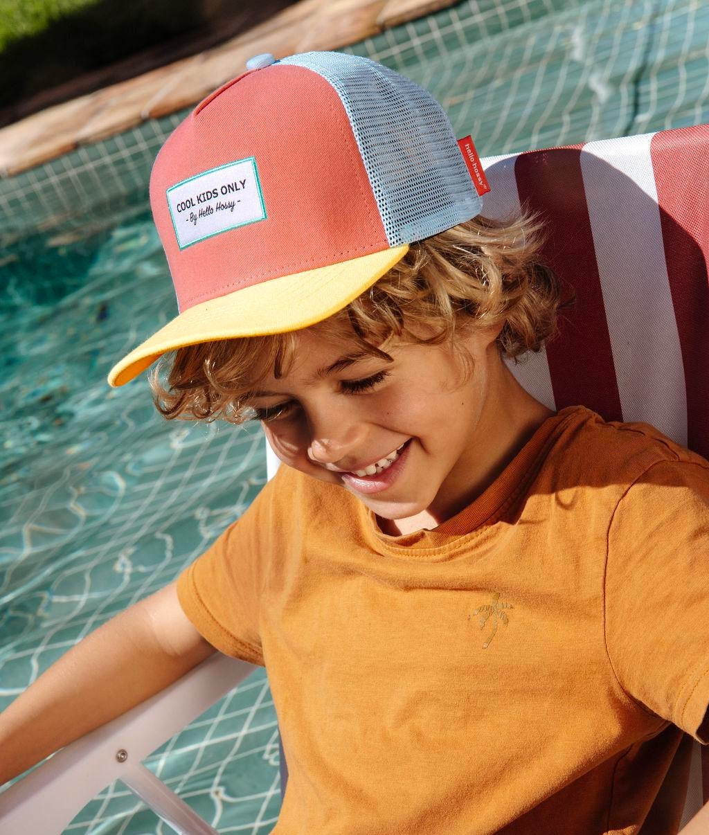 Cappellino bambino arancione e azzurro con visiera gialla, indossato, Hello Hossy