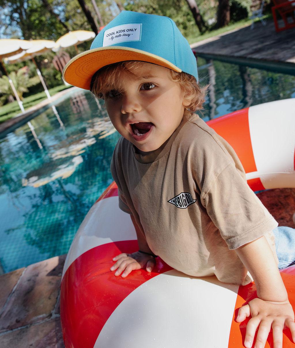 Cappellino per bambini blu, visiera gialla, ricamo Cool Kids Only Hello Hossy