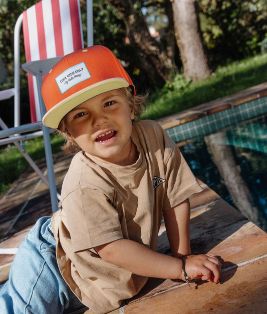 Bambino che indossa il cappellino arancione giallo con visiera piatta e ricamo Cool Kids Only Hello Hossy