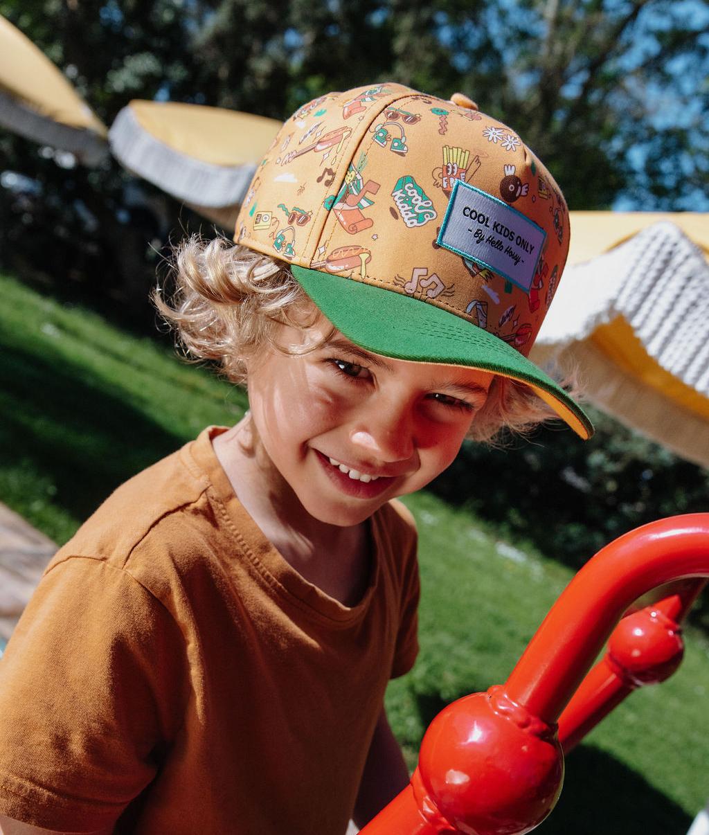 Cappellino bambino color cammello stampato musica, visiera verde, ricamo Cool Kids Only Hello Hossy