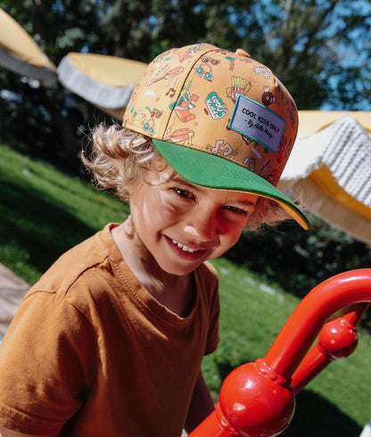 Cappellino bambino color cammello stampato musica, visiera verde, ricamo Cool Kids Only Hello Hossy