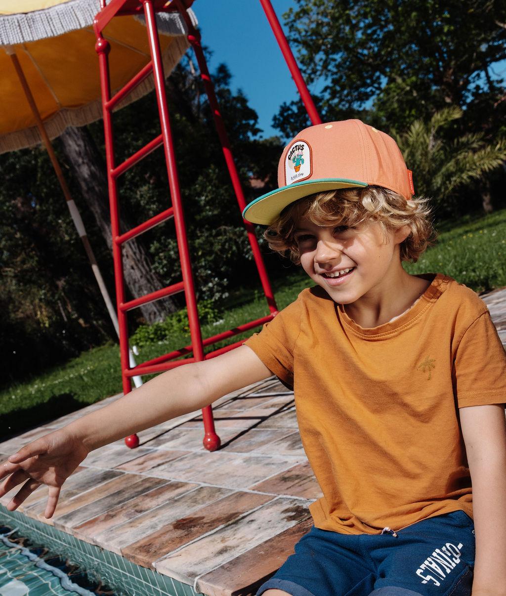 Cappellino bambino arancione con visiera piatta, patch cactus, indossato, Hello Hossy
