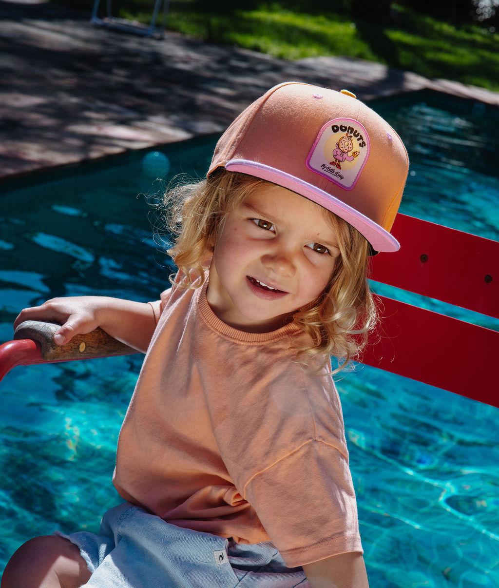 Cappellino bambino arancione rosa patch donuts visiera piatta indossato Hello Hossy