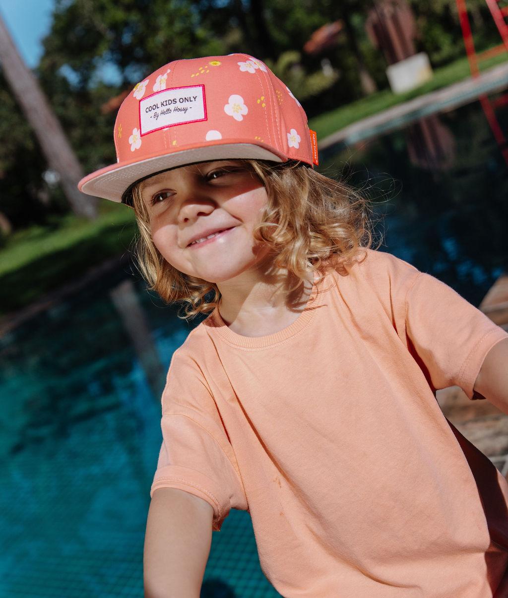 Cappellino per bambini corallo stampato floral visiera piatta indossato Hello Hossy
