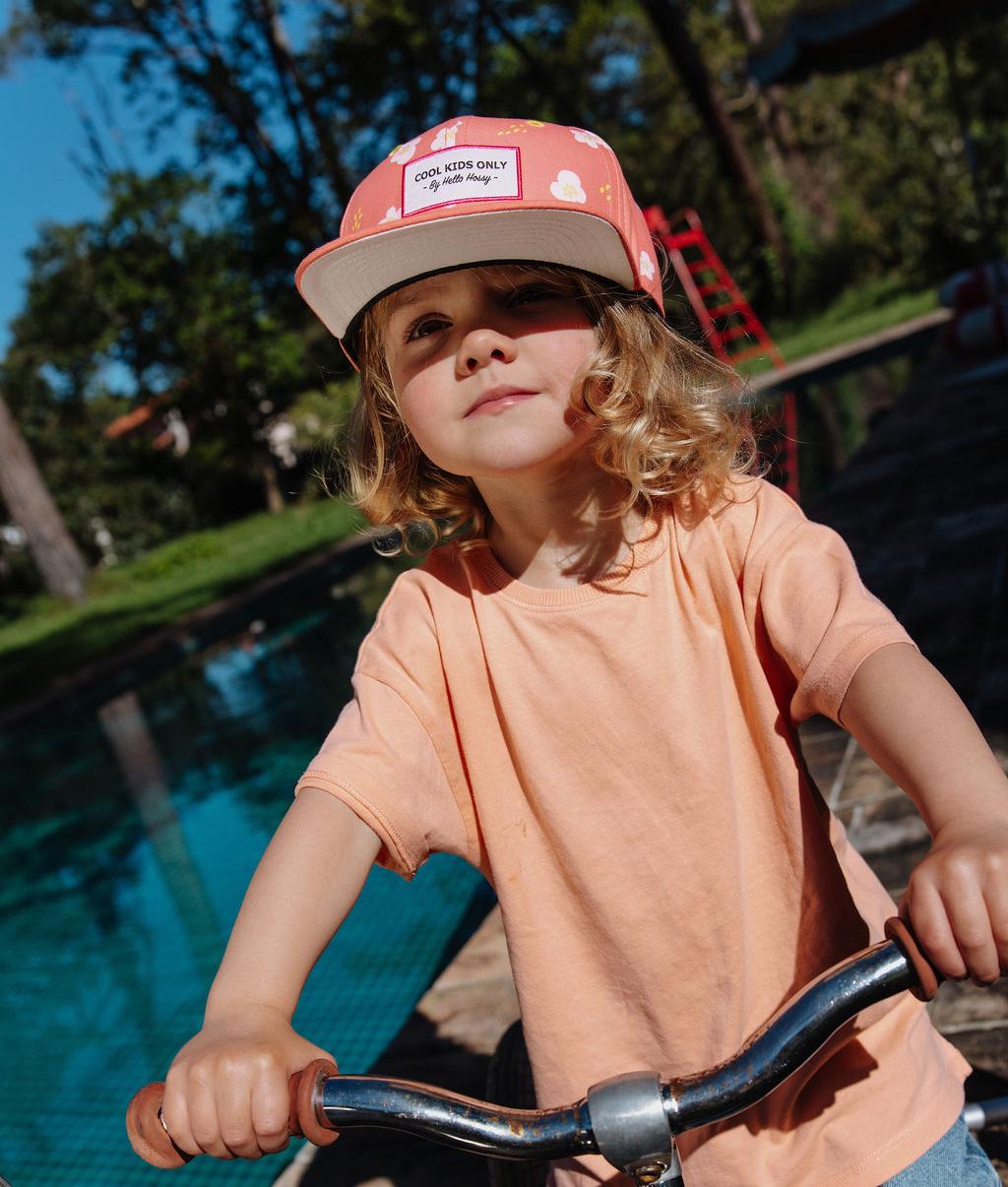 Cappellino per bambini color corallo a fiori, visiera piatta, indossato Hello Hossy
