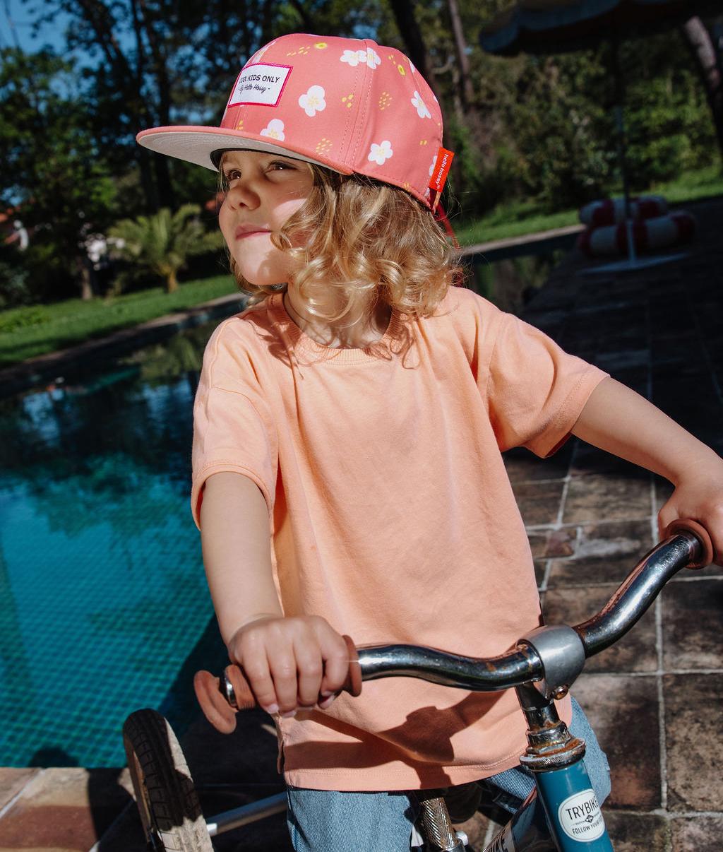 Cappellino da bambino stampato a fiori con visiera piatta, indossato, Hello Hossy