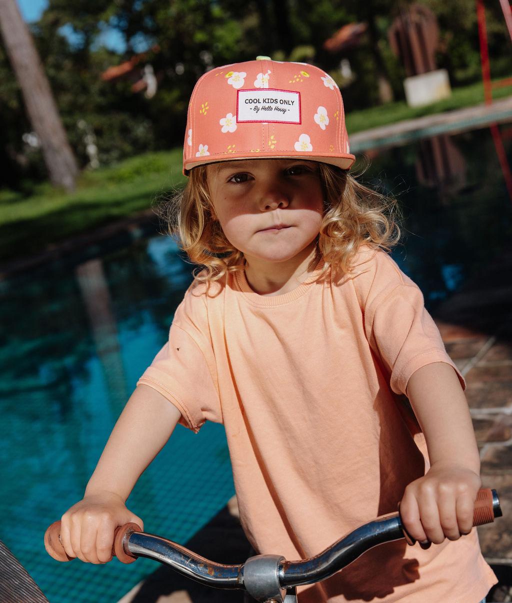 Cappellino bambino corallo a fiori bianchi visiera piatta Hello Hossy