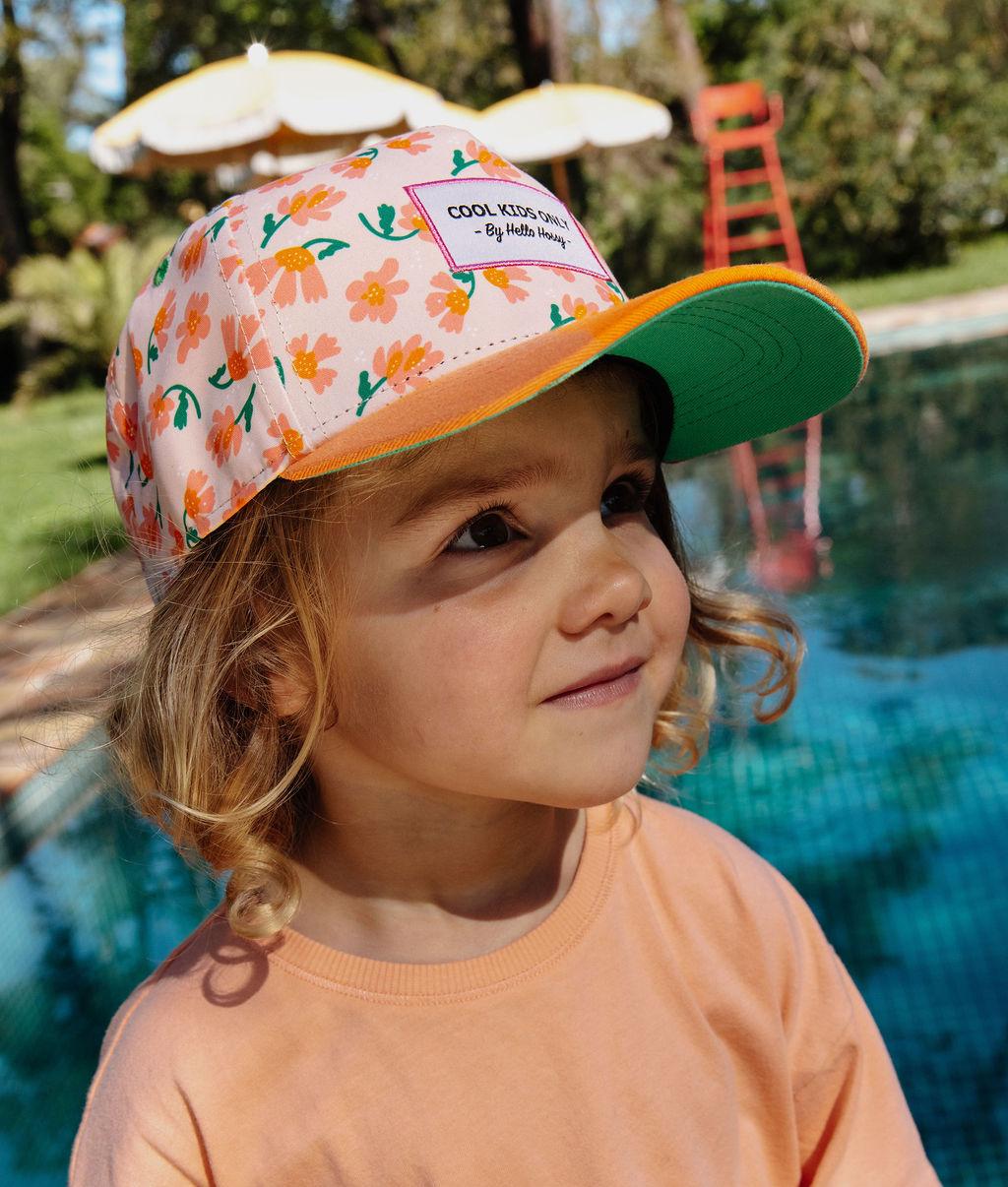 Cappellino bambino color crema a fiori, visiera arancione, indossato Hello Hossy