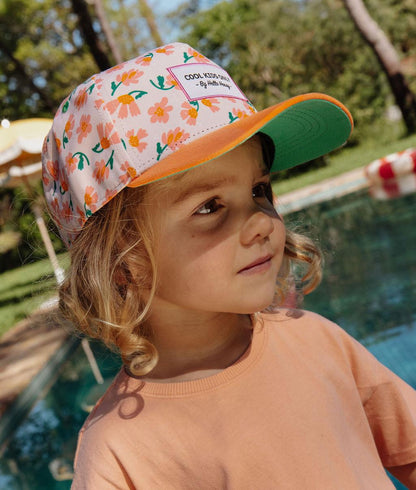 Cappellino per bambini con motivo a fiori indossato, Hello Hossy