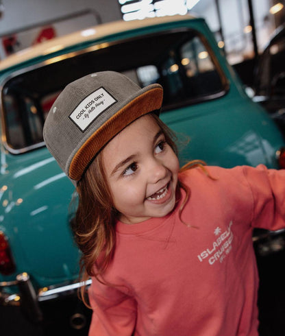 Bambino con cappellino velluto grigio Sweet Berry – look casual – vista frontale – Hello Hossy