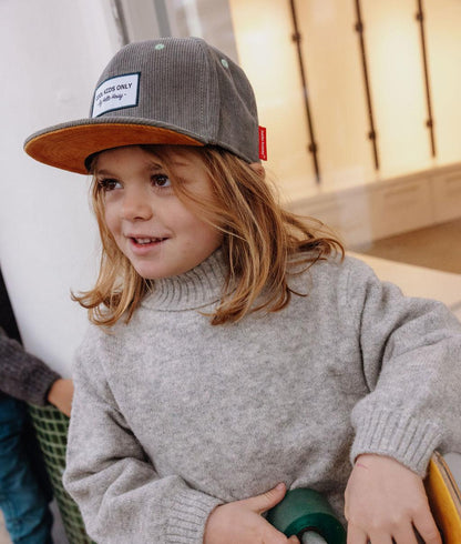 Cappellino velluto grigio Sweet Berry indossato da una bambina – vista di 3/4 – foto lifestyle – Hello Hossy