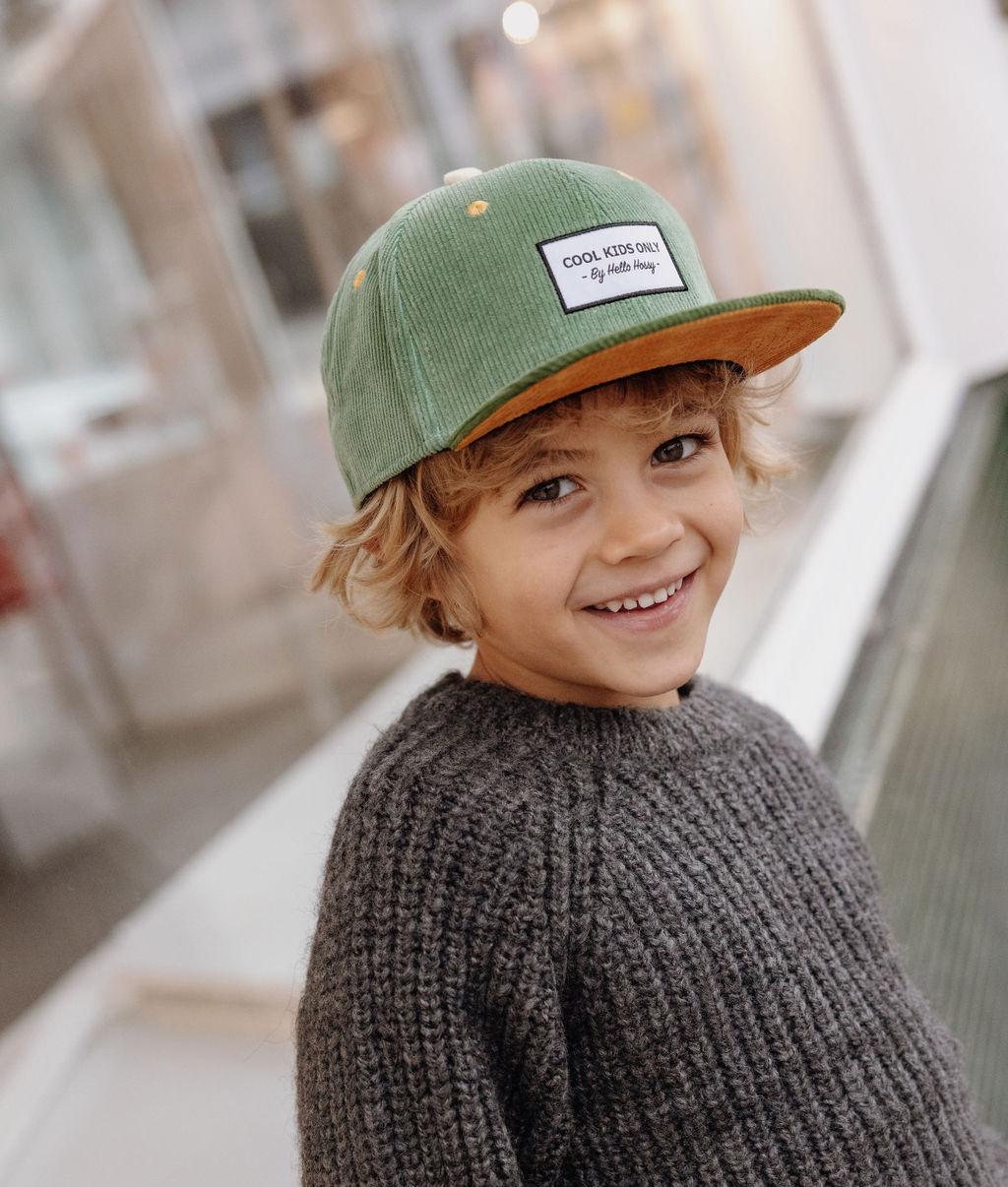 Cappellino velluto verde Sweet Kiwi indossato da un bambino – vista a 3/4 – foto lifestyle – Hello Hossy