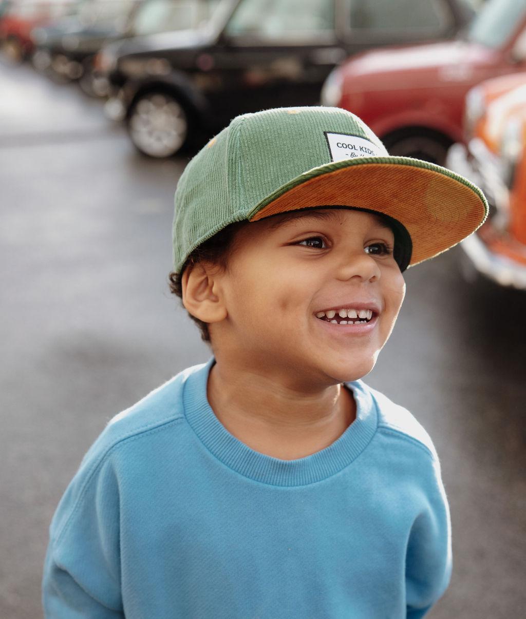 Bambino con cappellino in velluto verde Sweet Kiwi – foto lifestyle – Hello Hossy