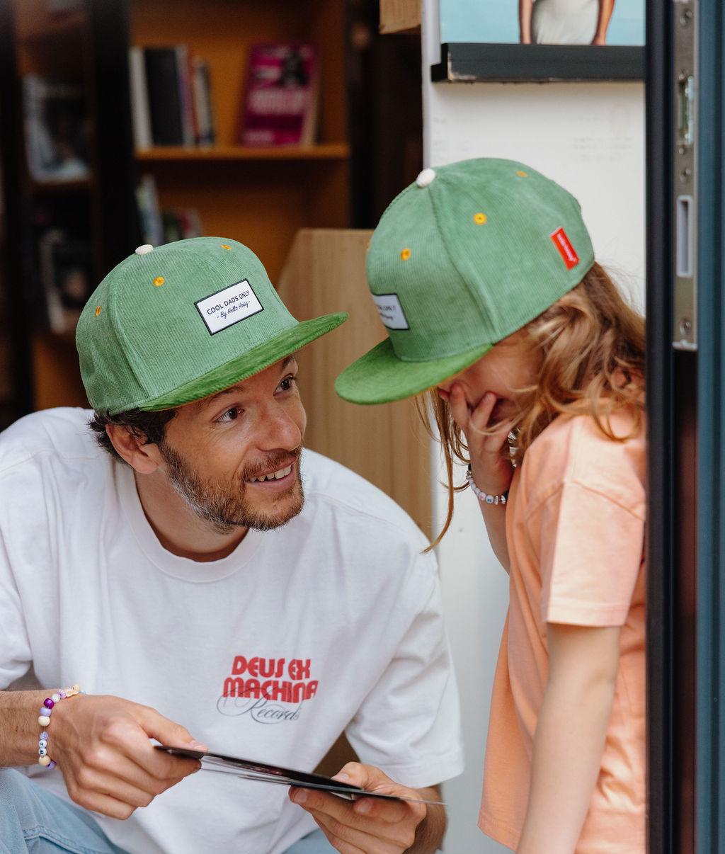 Duo genitore-bambino con cappellino in velluto verde Sweet Kiwi – Hello Hossy