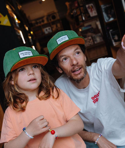 Cappellino velluto verde Sweet Kiwi indossato in duo papà-bambino - foto lifestyle - Hello Hossy