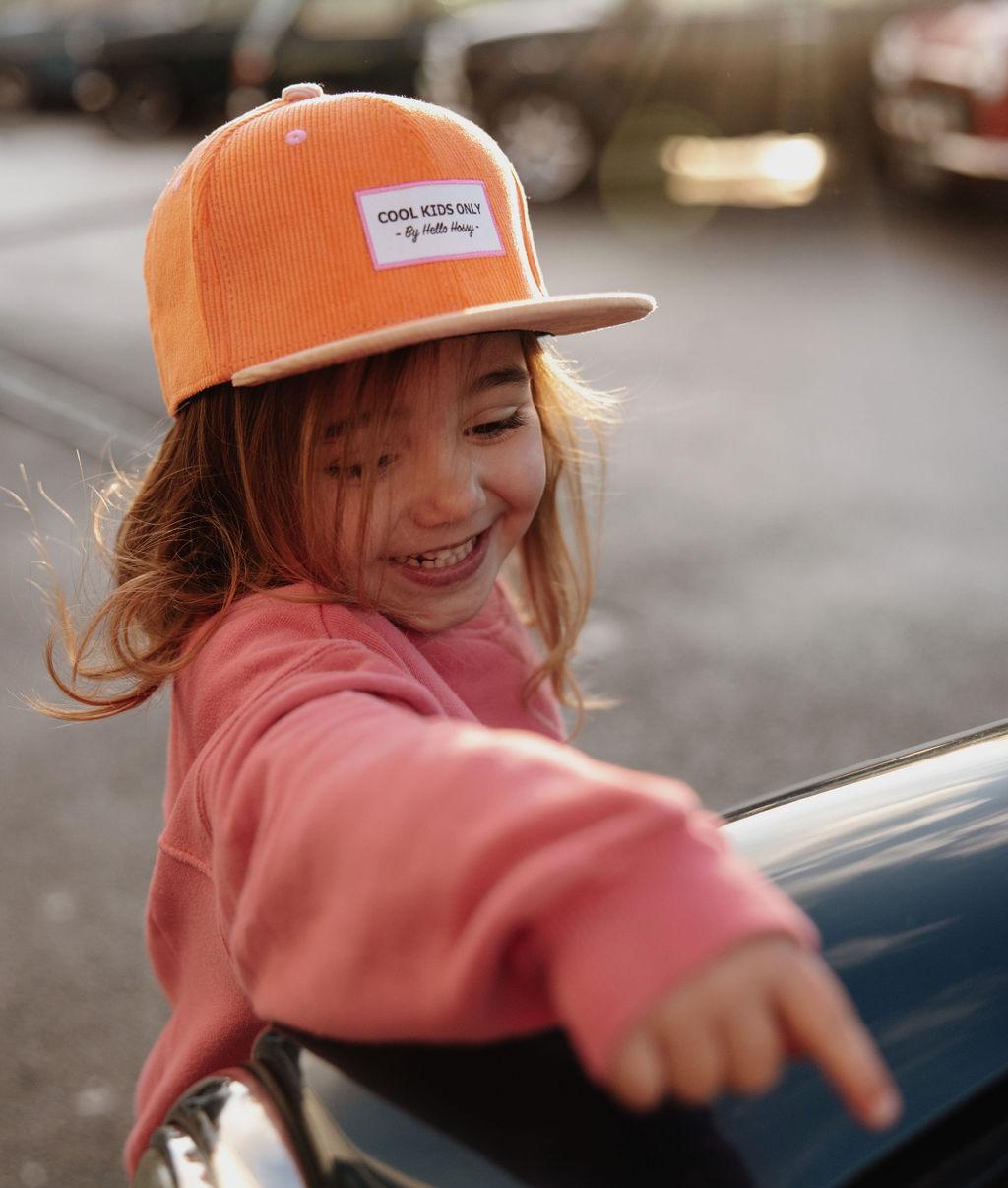 Bambina con cappellino in velluto arancione Sweet Mandarine – vista 3/4 – Hello Hossy