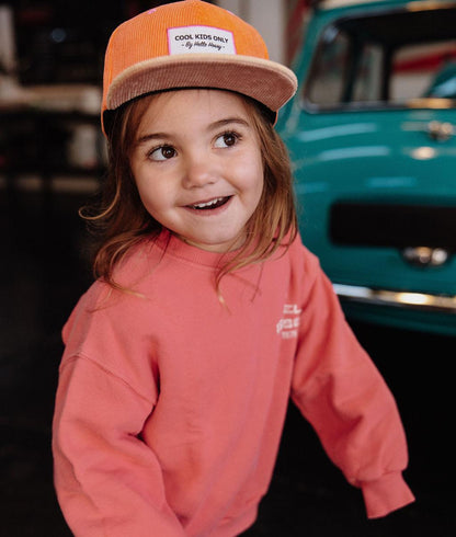 Cappellino velluto arancione Sweet Mandarine indossato da una bimba – vista frontale – Hello Hossy
