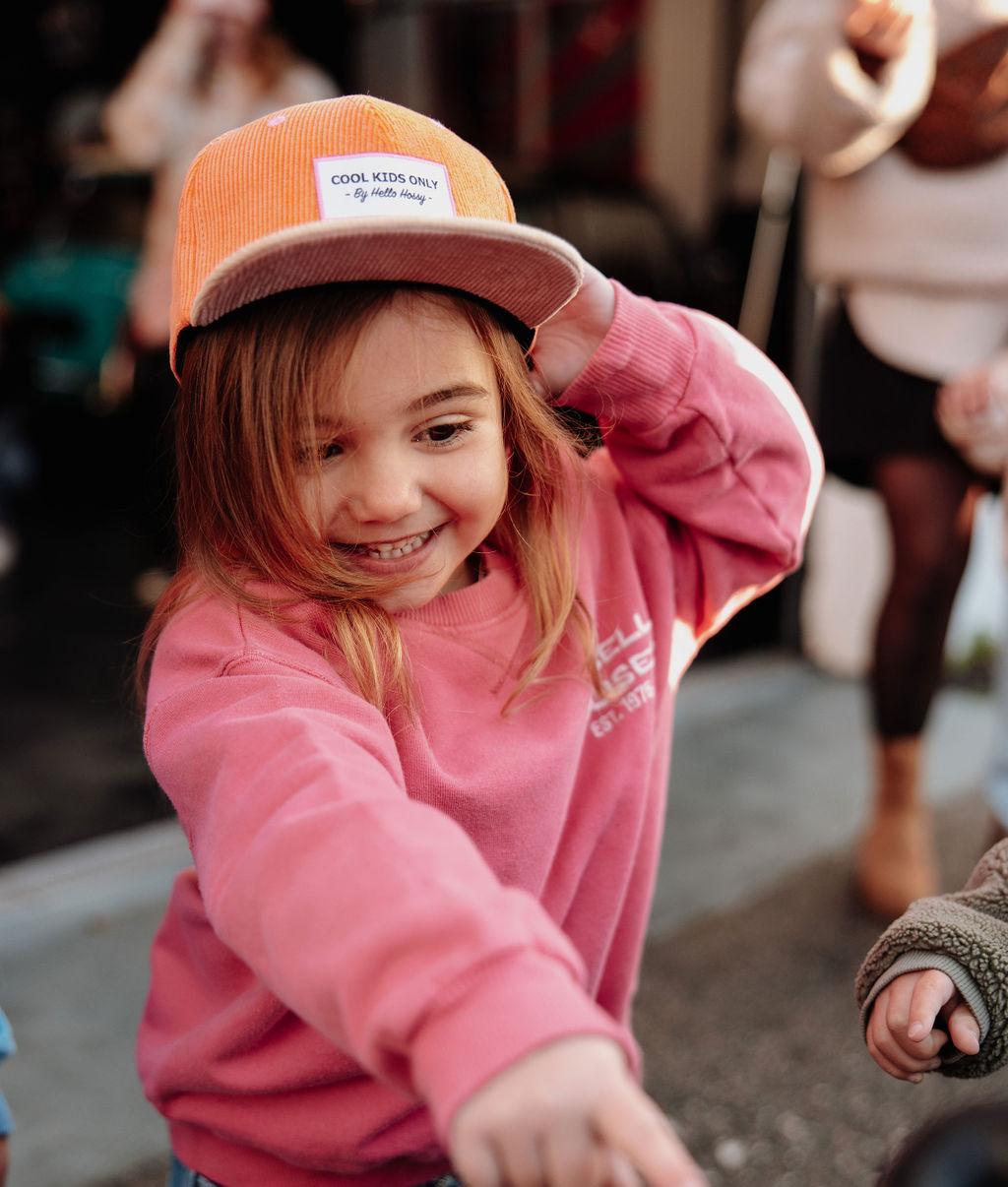 Cappellino in velluto arancione Sweet Mandarine indossato da una bambina – foto lifestyle – Hello Hossy