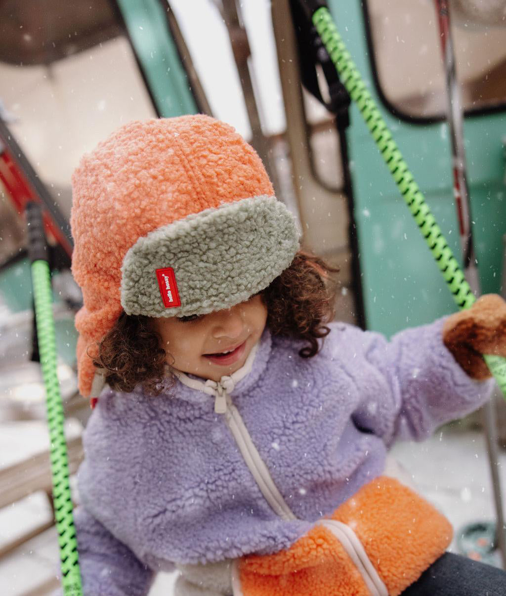 Colbacco pile Cozy Jim indossato da una bambina – vista dall'alto – Hello Hossy