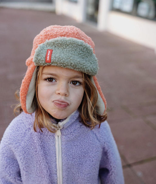 Bambino con il colbacco in pile Cozy Jim – vista frontale – Hello Hossy