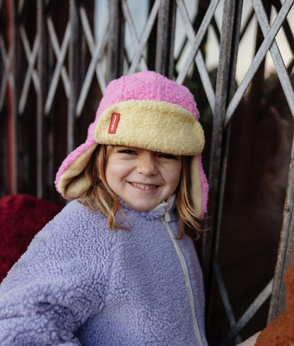 Bambina che indossa il colbacco in sherpa bicolore Cozy Kira – look invernale – Hello Hossy