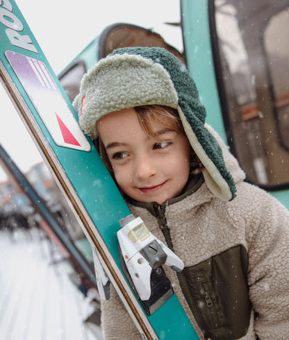 Bambino con il colbacco in sherpa Bicolore Cozy Neo - vista a tre quarti - Hello Hossy