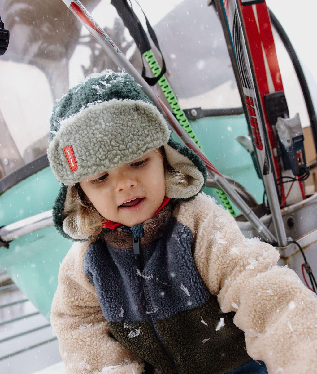 Colbacco sherpa Cozy Neo indossato da un bambino – vista frontale – Hello Hossy
