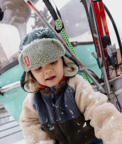 Colbacco sherpa Cozy Neo indossato da un bambino – vista frontale – Hello Hossy