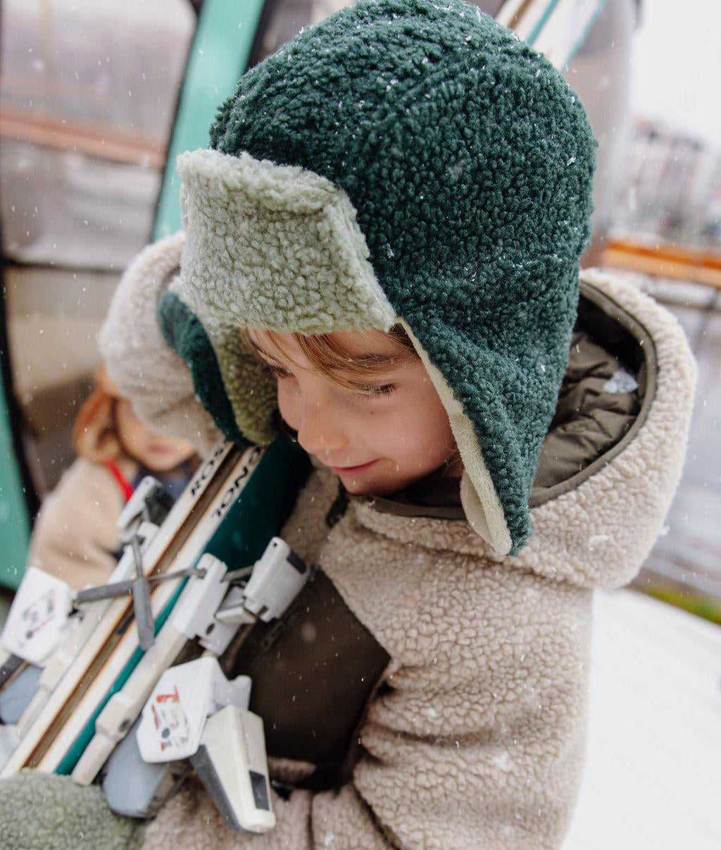Colbacco bicolore in pile Cozy Neo indossato da un bambino - foto lifestyle - Hello Hossy