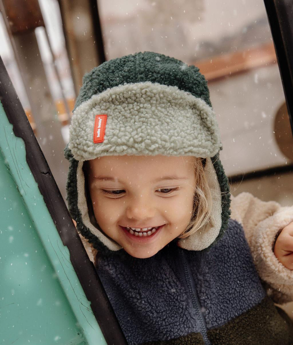 Bambino con il colbacco in pile Cozy Neo – vista frontale – Hello Hossy