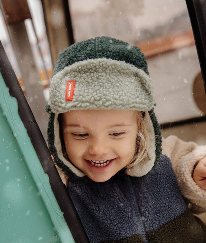 Bambino con il colbacco in pile Cozy Neo – vista frontale – Hello Hossy