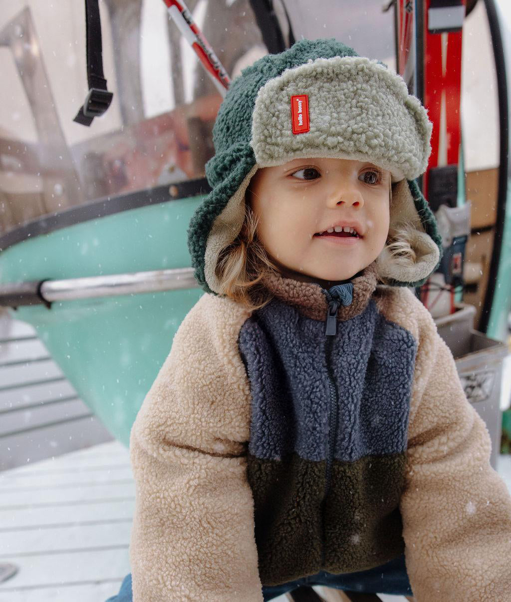 Colbacco in pile bicolore Cozy Neo indossato da un bambino - foto lifestyle - Hello Hossy