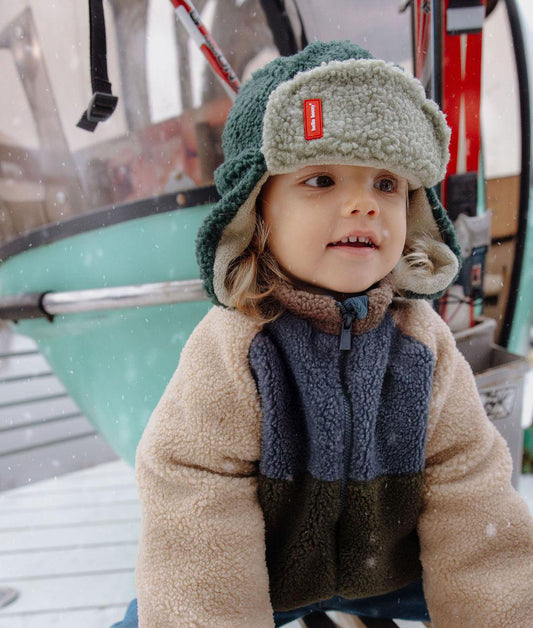 Colbacco in pile bicolore Cozy Neo indossato da un bambino - foto lifestyle - Hello Hossy