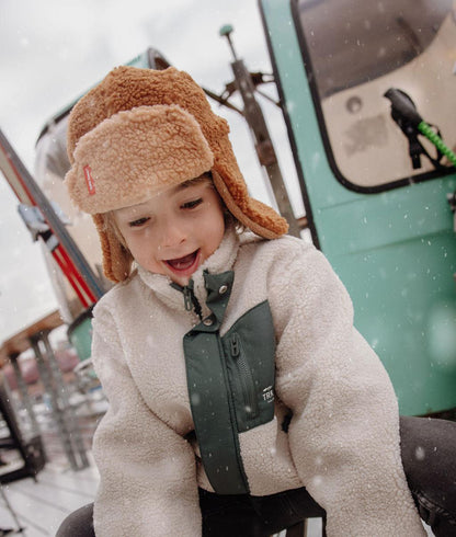 Colbacco sherpa Cozy Sven indossato da un bambino – vista frontale – Hello Hossy