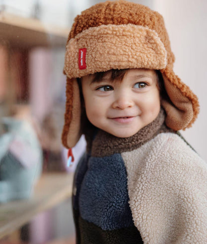 Colbacco in pile Cozy Sven indossato da un bambino – vista frontale – Hello Hossy