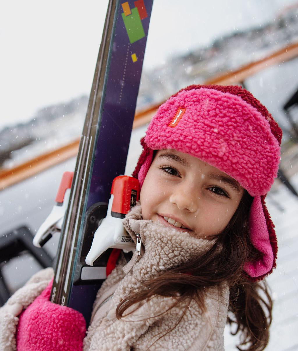 Colbacco sherpa Cozy Tara indossato da un bambino – vista frontale – Hello Hossy