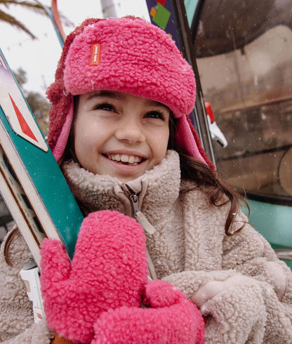 Bambina con il colbacco in sherpa bicolore Cozy Tara - vista a 3/4 - Hello Hossy